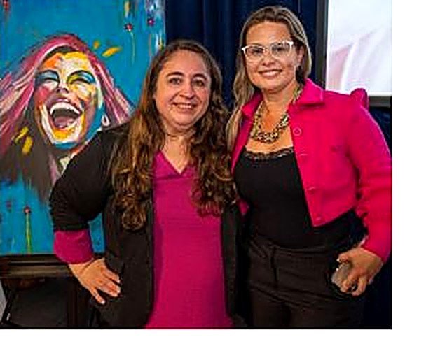 Adriana MOA com uma de suas obras